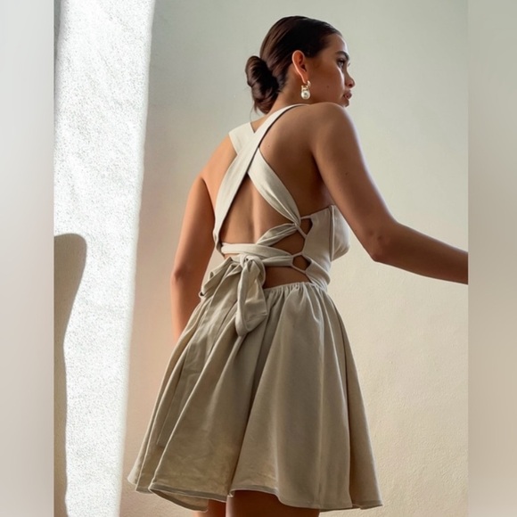 Meshki stunning linen dress with sexy back detail - Picture 2 of 8